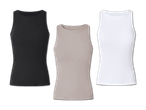 Drei gerippte Tanktops in Schwarz, Beige und Weiß.