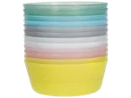 Pile de bols colorés en plastique, incluant des couleurs pastel comme le jaune, le rose, le blanc, le gris, le bleu et le vert.