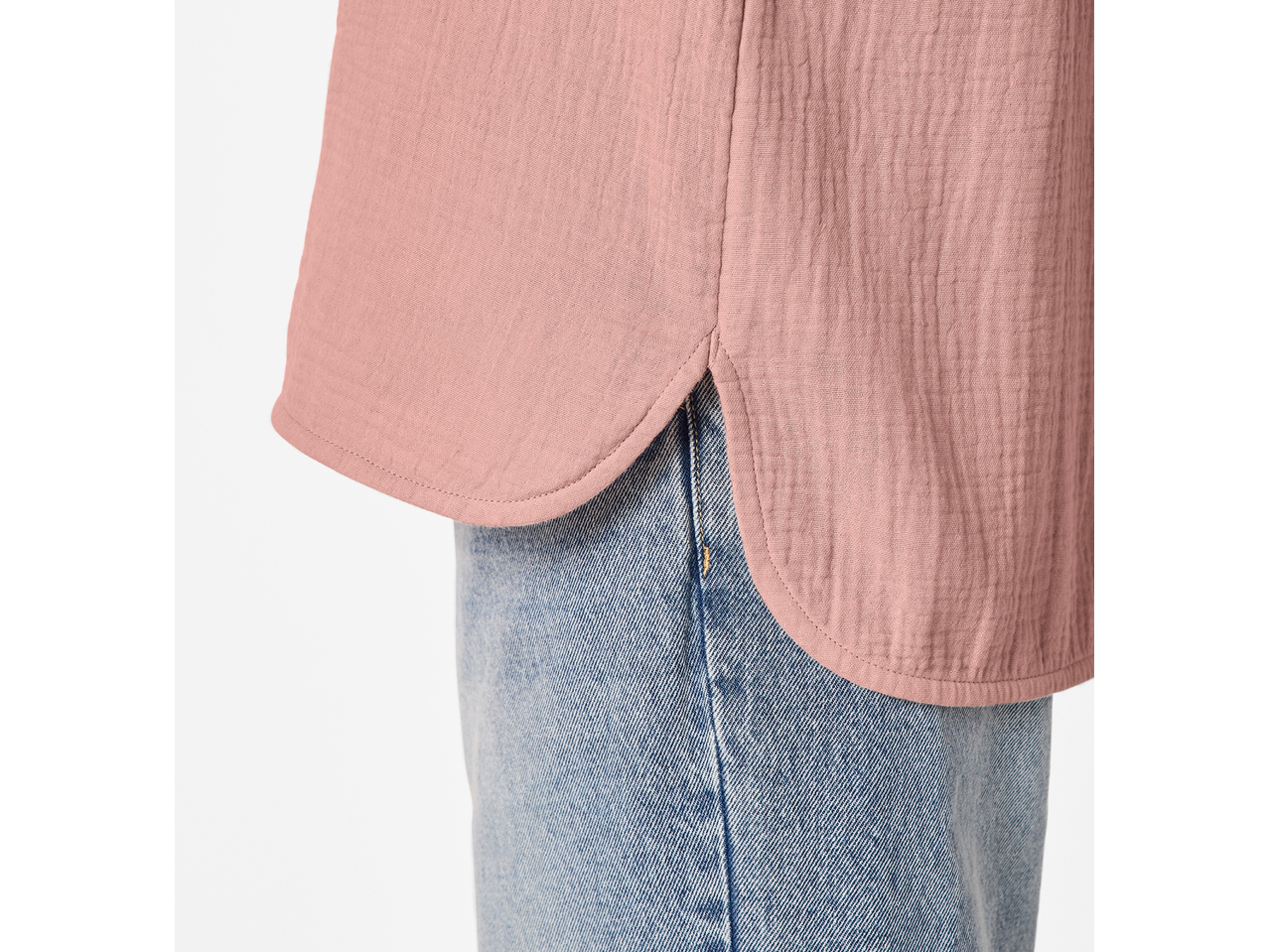 ESMARA ženska košulja od muslina u roze boji, uparena sa plavim farmerkama.