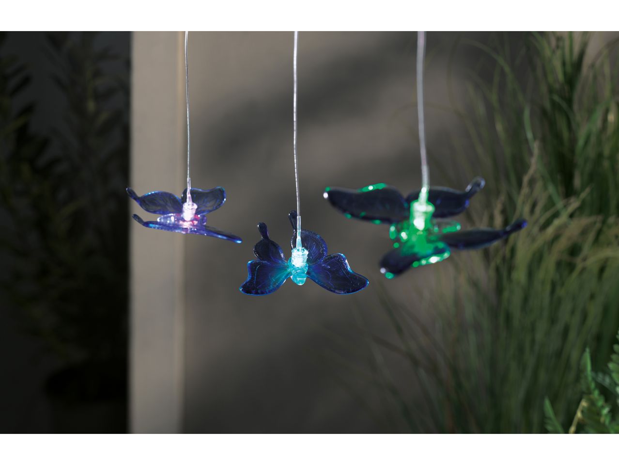 Girandola a energia solare a forma di farfalle luminose colorate.