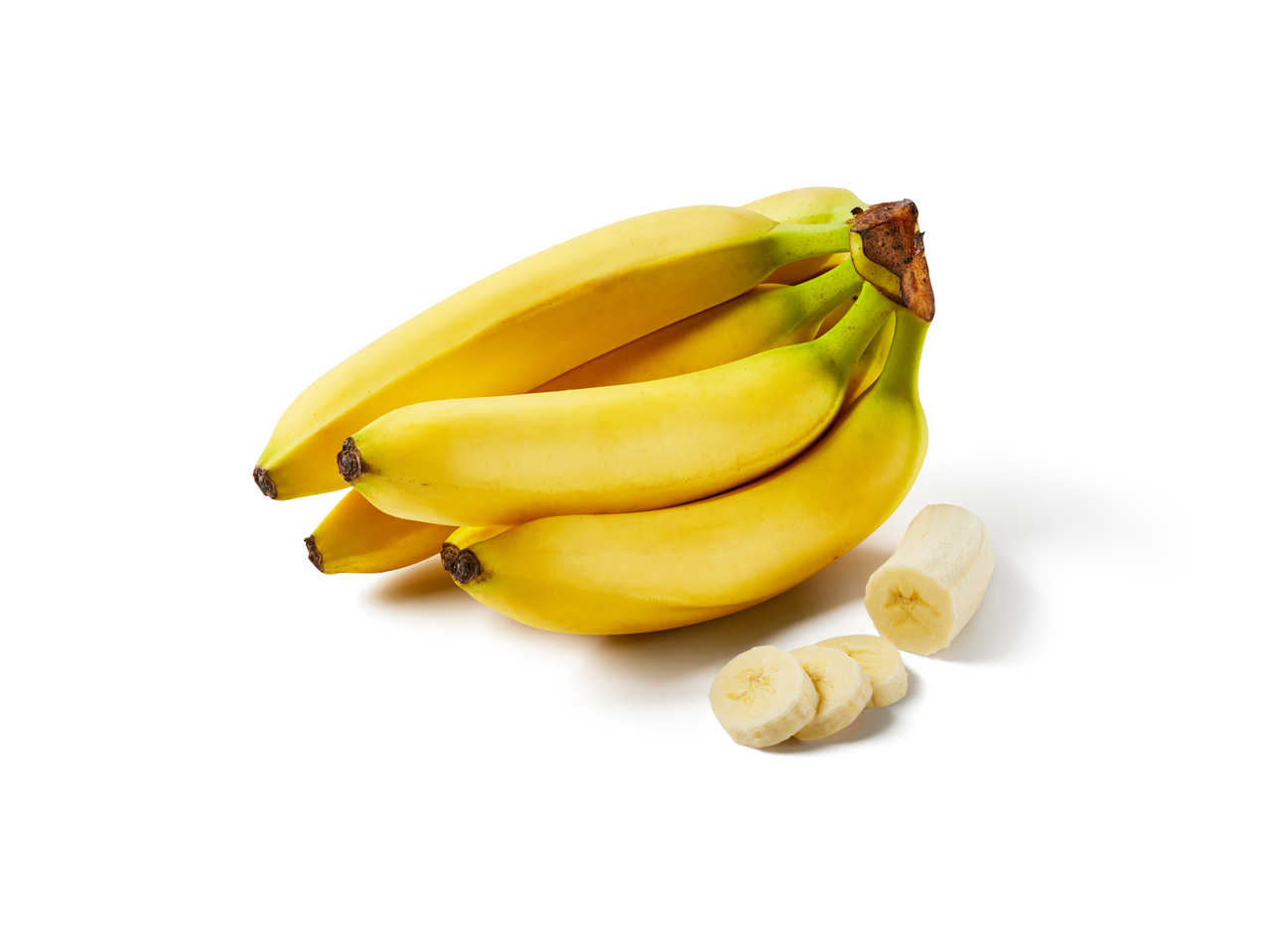 Un ciorchine de banane galbene cu câteva felii tăiate.