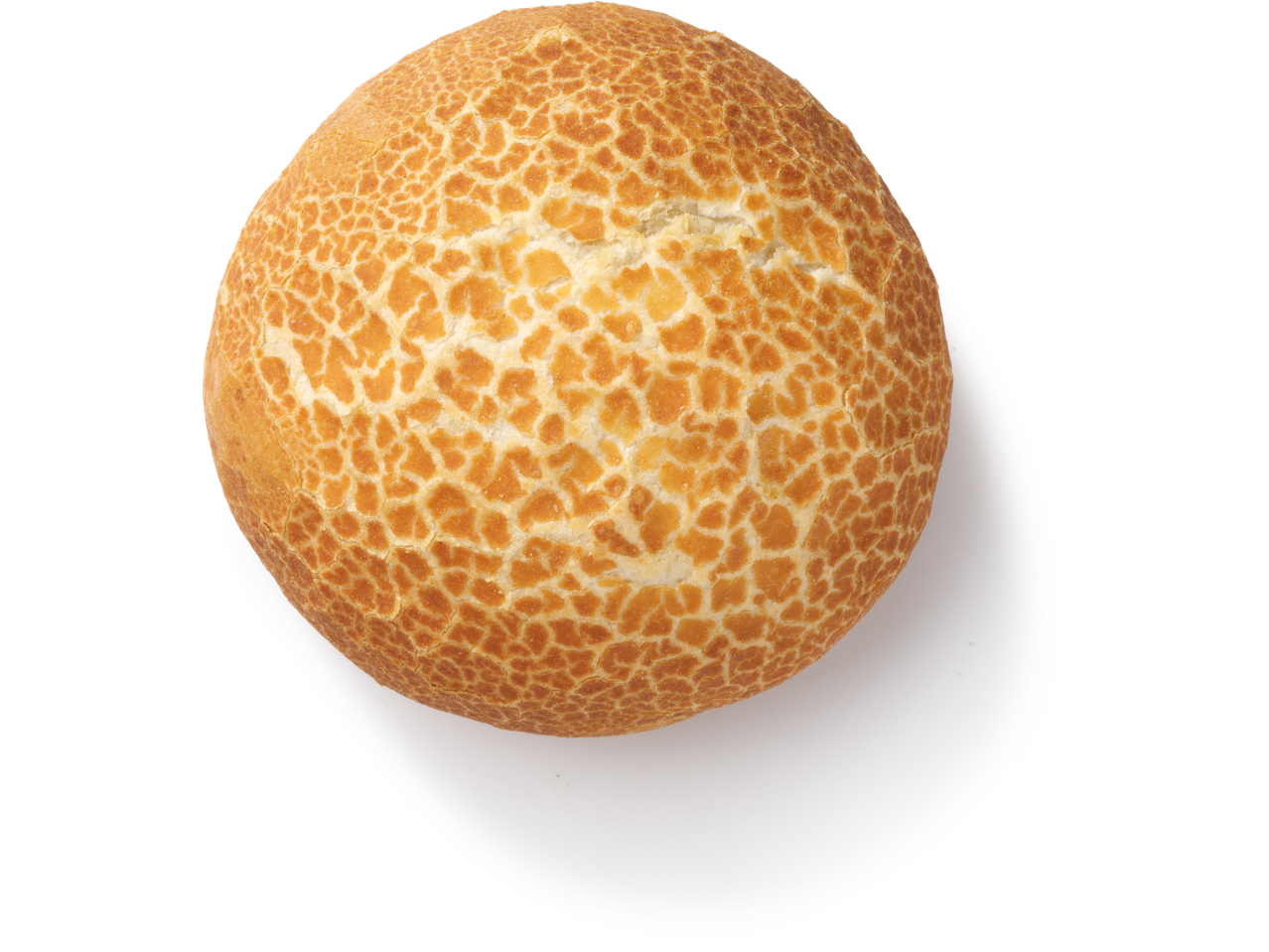 Een krokant broodje op een wit bord.