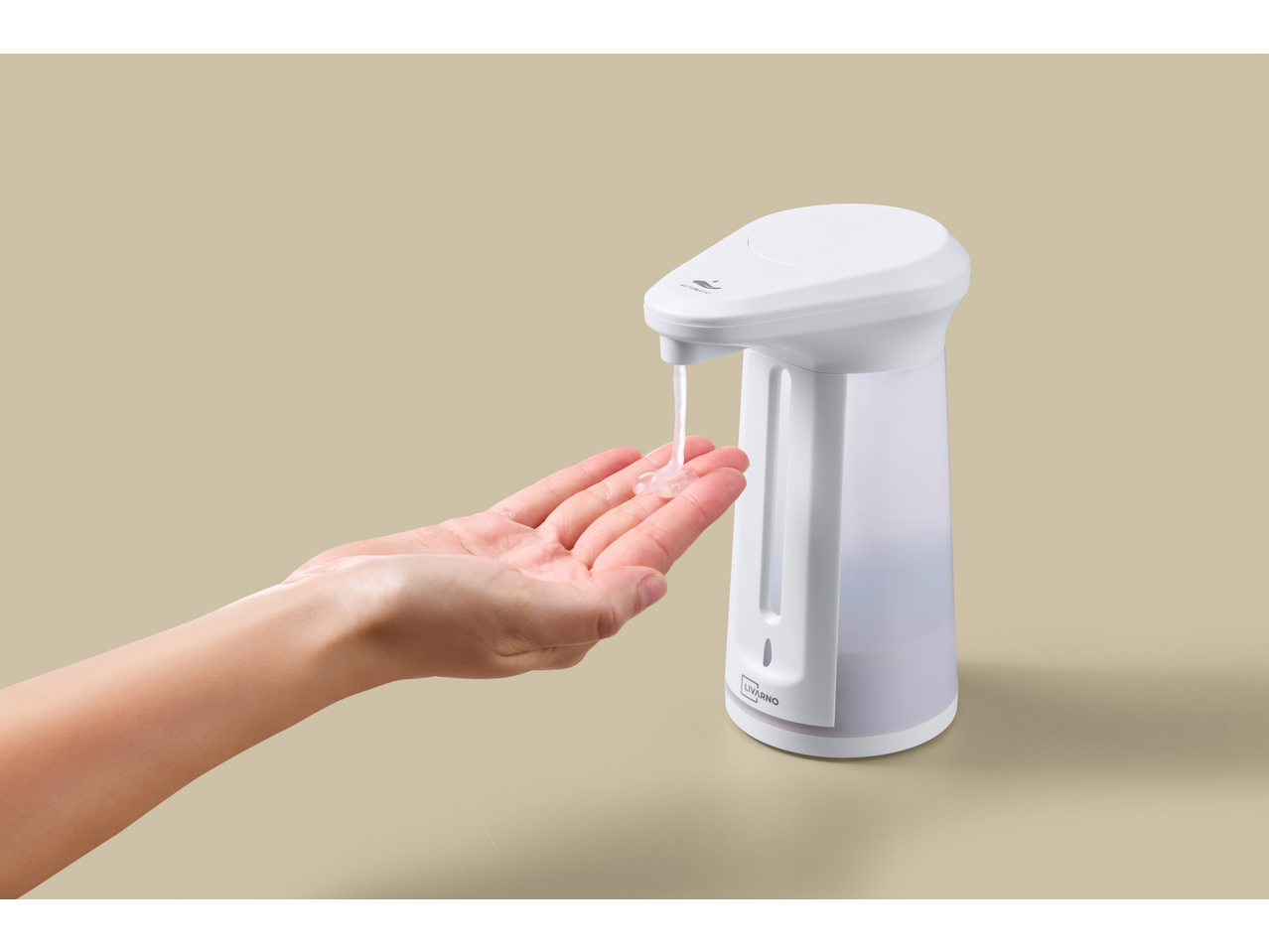 Dozator electric de săpun LIVARNO HOME, eliberând săpun într-o mână.