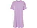 Lila poletna obleka s kratkimi rokavi.