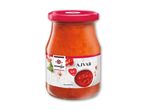 Glas med rød ajvar med et hjerteformet 'hot' mærke og en serveringsskål.