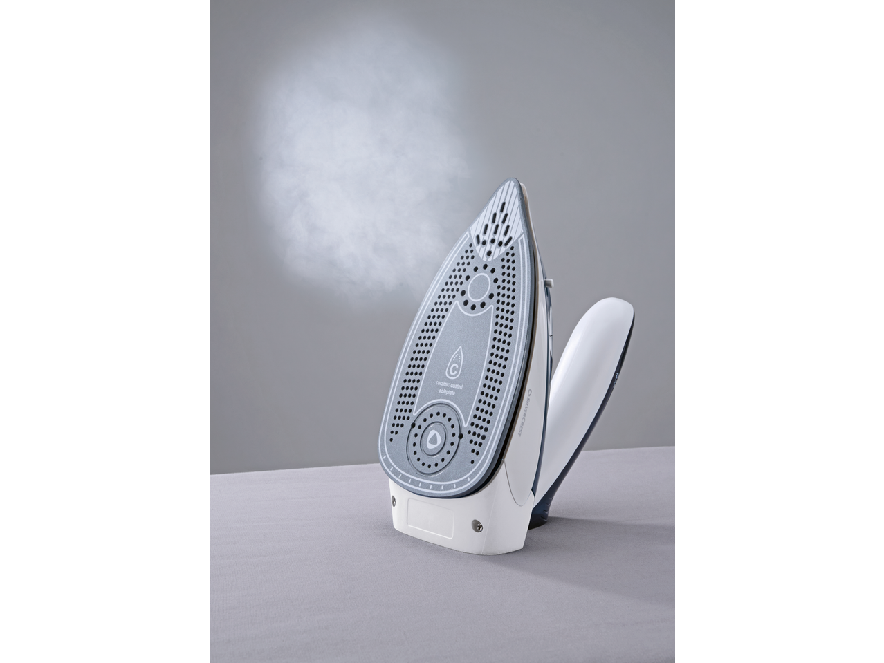 Ferro a vapor SILVERCREST com base cerâmica, a emitir vapor.