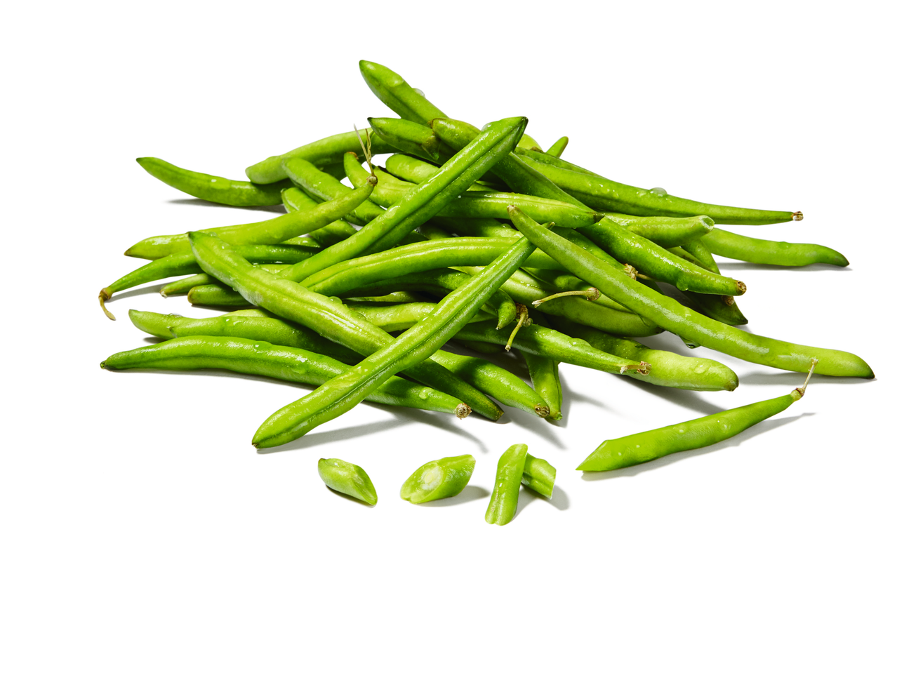 O grămadă de fasole verde proaspătă pe un fundal alb.