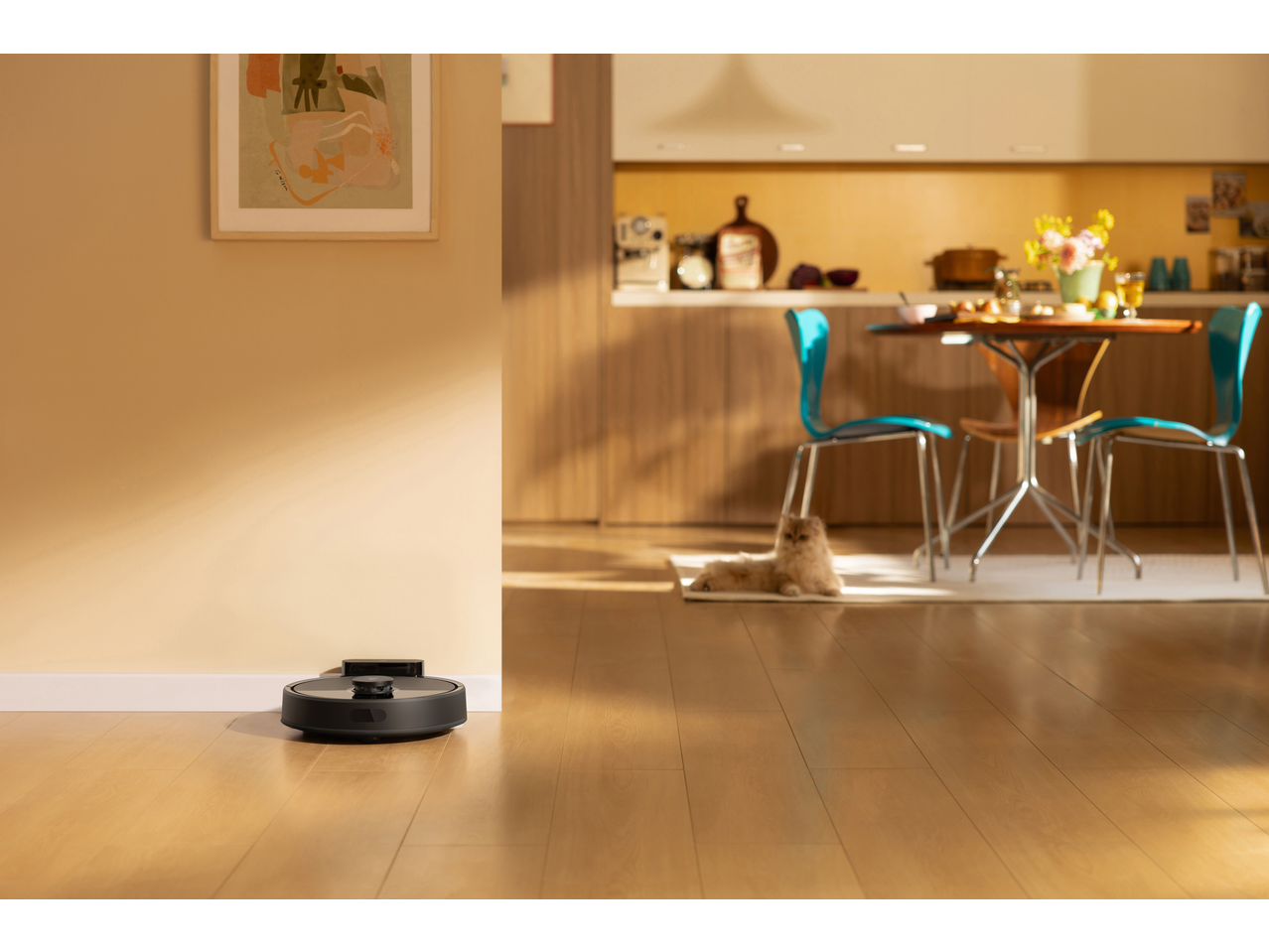 ROBOROCK Saug- und Wischroboter in een modern huis met kat en keuken op de achtergrond.