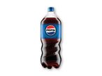 En kold Pepsi-flaske med dugdråber på en hvid baggrund.