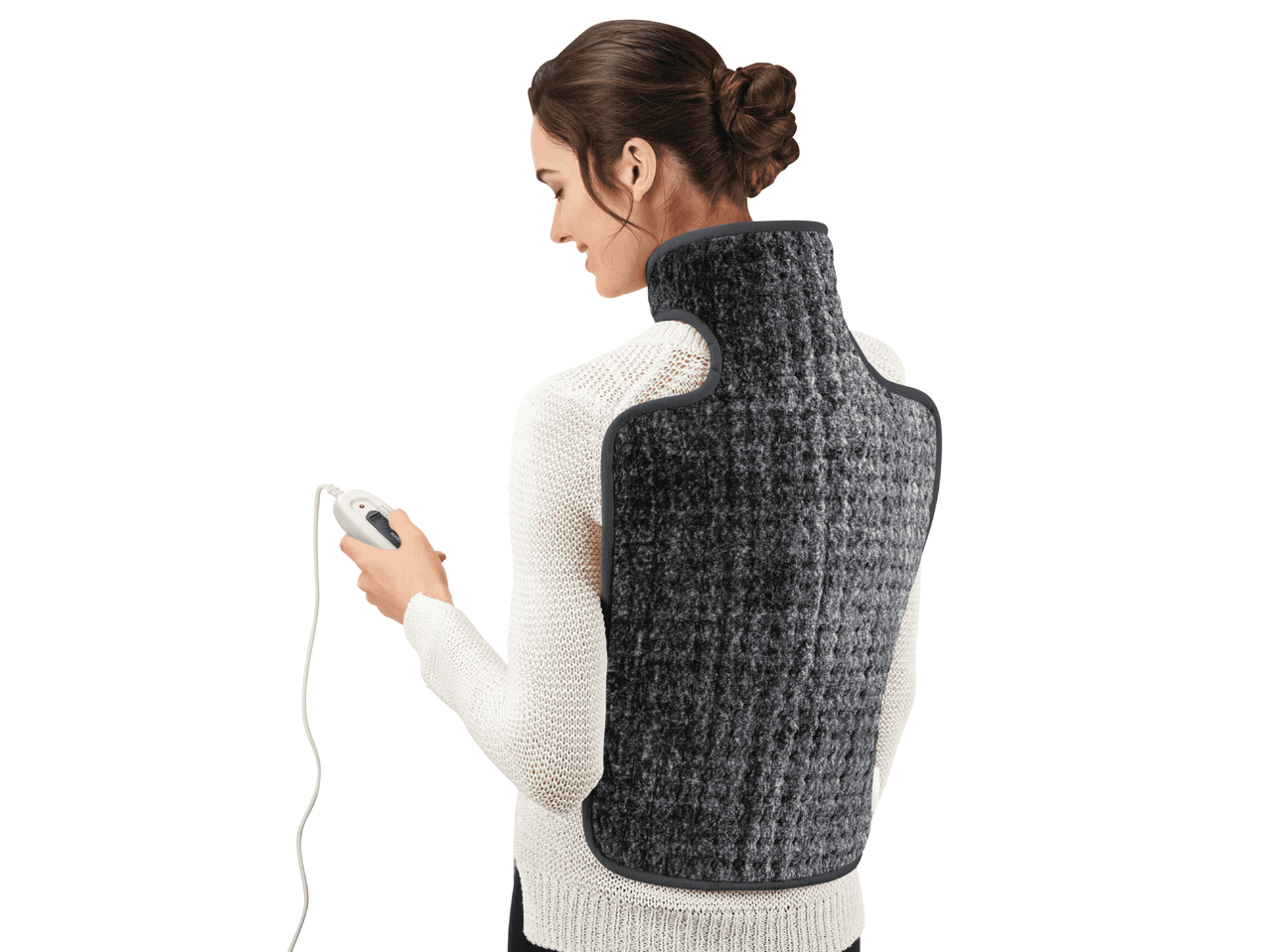 Frau mit Heizkissen für Nacken und Rücken, hält Fernbedienung