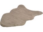 Бежов килим с неправилна форма, имитиращ животинска кожа