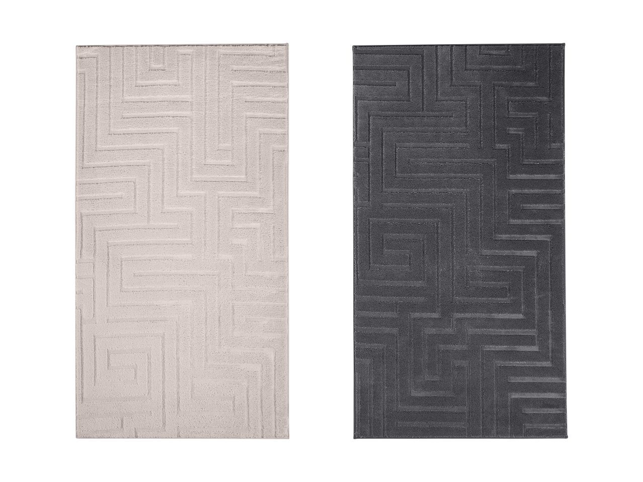 To rektangulære badeværelsestæpper, et beige og et mørkegråt, med et geometrisk mønster.