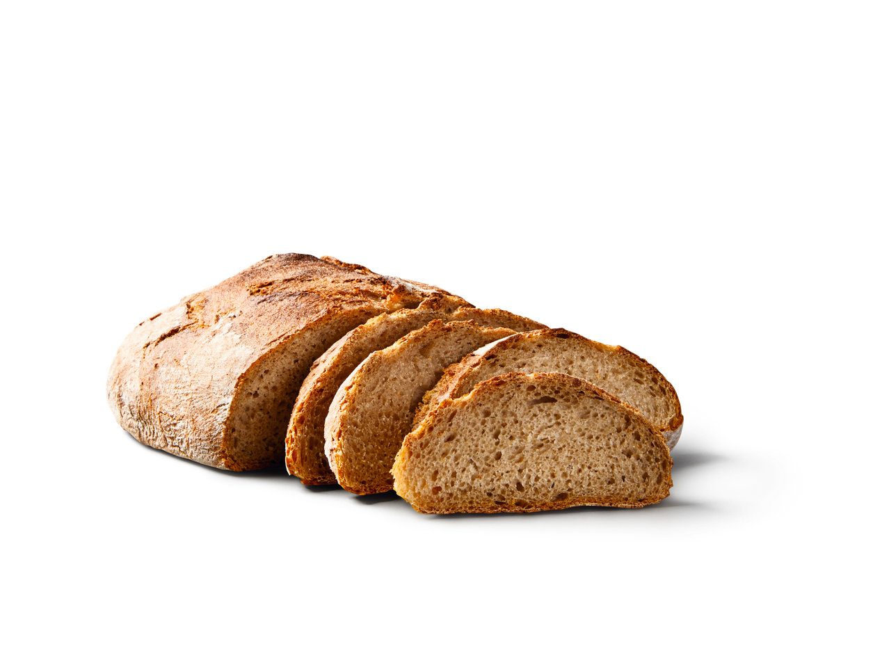 Ein Brotlaib mit mehreren Scheiben, die auf einem grauen Untergrund liegen.