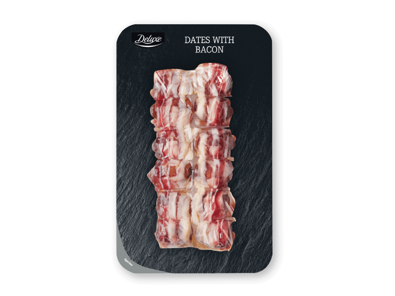 Pakendatud datlid peekoniga, asetatud tumedale tekstuuriga alusele.