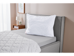 Pilotă și pernă matlasate LIVARNO home Polygiene® Duo pe un pat.