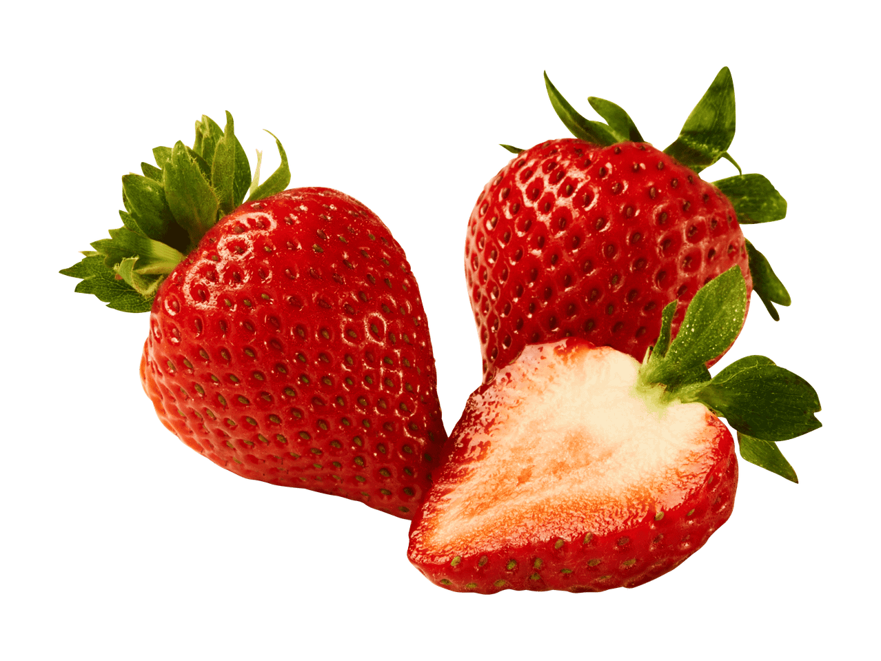 Zwei ganze und eine halbierte Erdbeere mit grünen Blättern auf schwarzem Hintergrund.