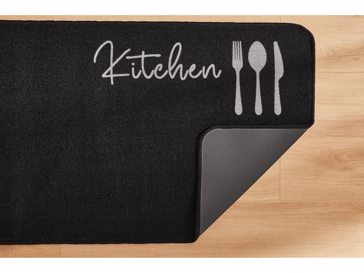 Tappeto da cucina nero con scritta 'Kitchen' e posate stilizzate.