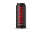 En sort energidrikdåse med rød tekst, der læser 'SMAG! ENERGY DRINK COLA'.