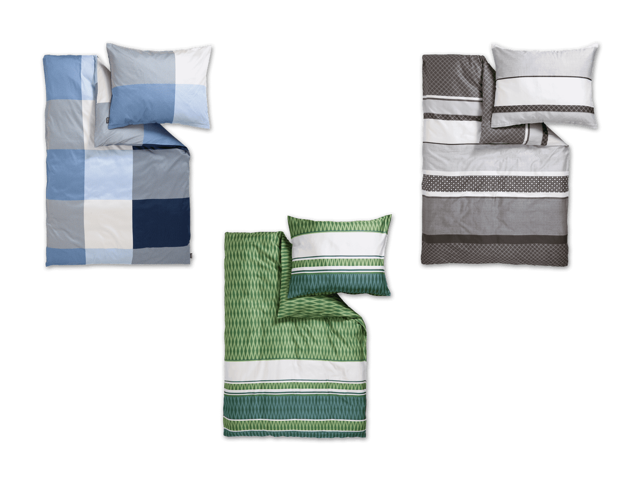 Drei Bettwäsche-Sets in Blau, Grün und Grau mit passenden Kissen.