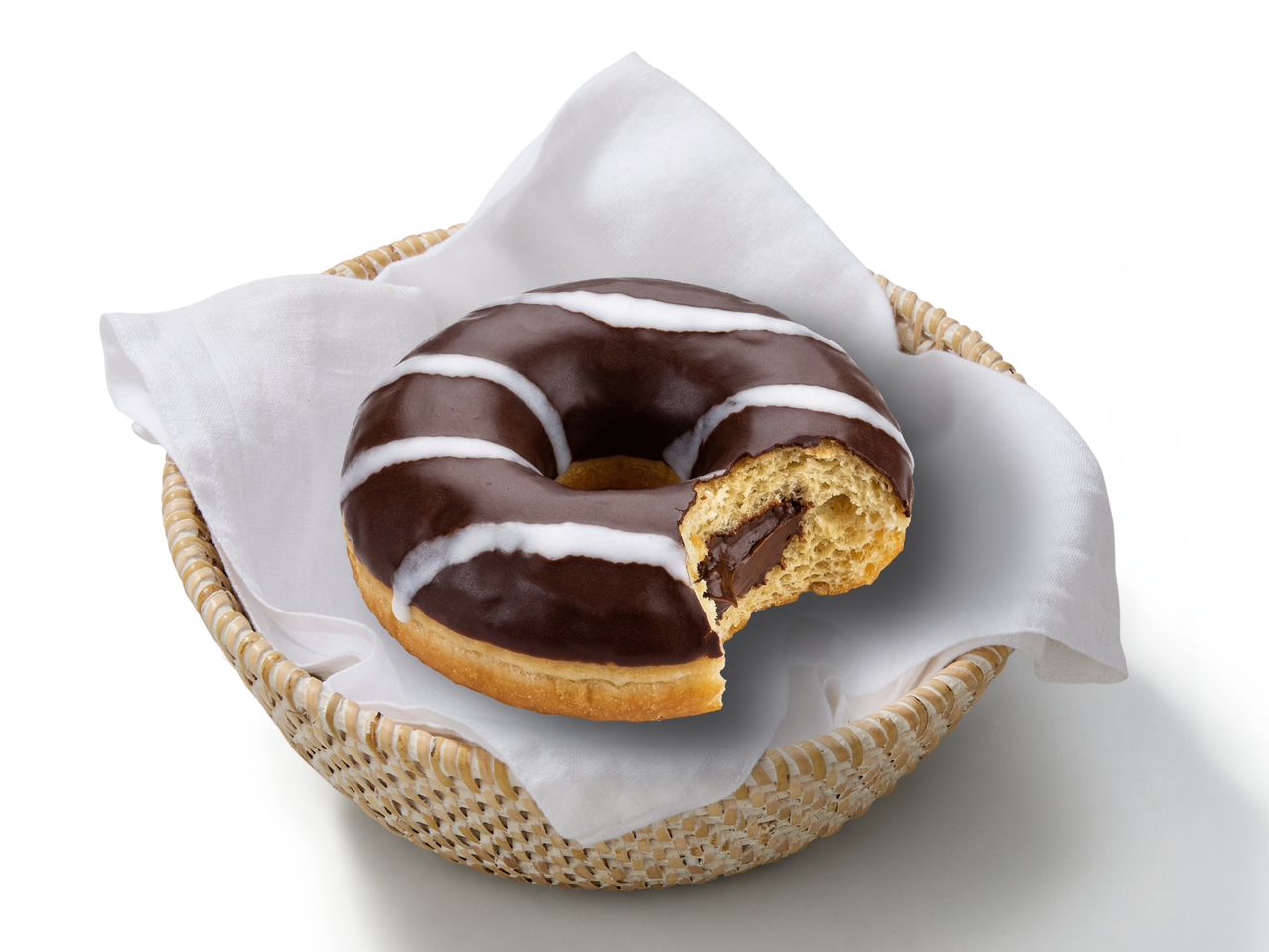 Gogoașă cu glazură de ciocolată și umplutură de ciocolată, mușcată, într-un coșuleț.