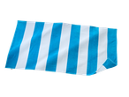 Serviette de plage rayée bleue et blanche.
