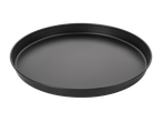 Кръгла черна тава за печене на пица или други ястия.