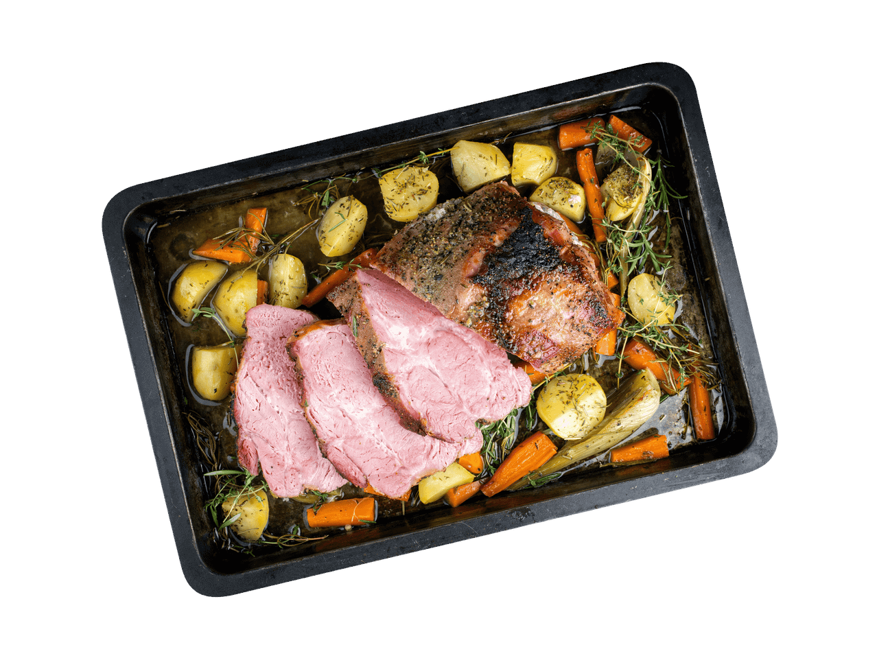 Gebratener Schweinebraten mit Kartoffeln, Karotten und Kräutern in einer Auflaufform