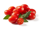 Tomates morango vermelhos frescos com gotas de água e folhas verdes.