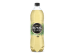 Een plastic fles gemberbier met een zwart etiket tegen een zwarte achtergrond.