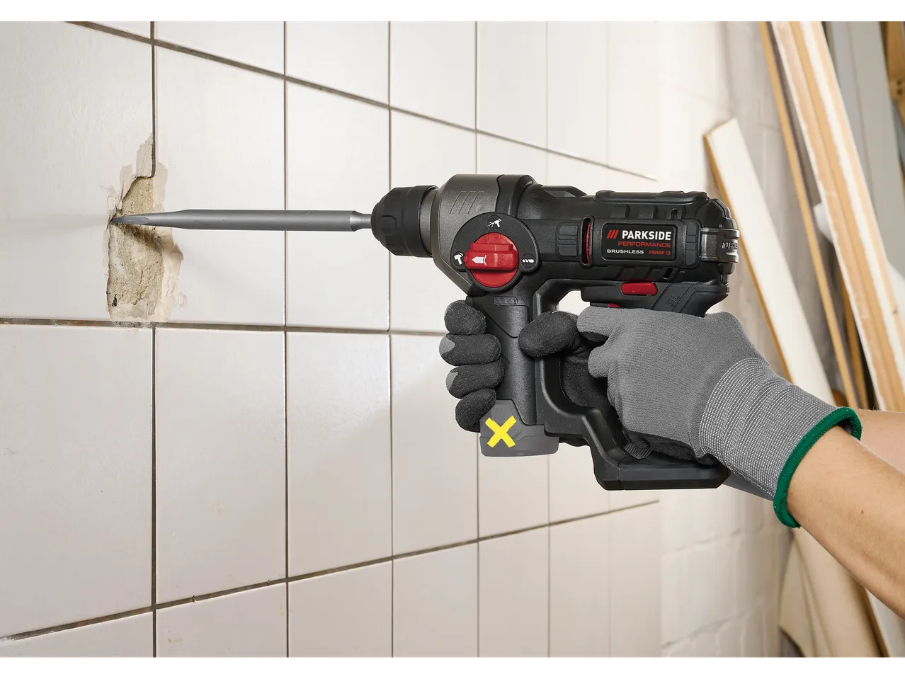 Martello perforatore Parkside Performance® in azione, rimuovendo piastrelle.