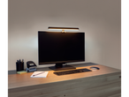 Livarno Home LED-Monitorleuchte beleuchtet einen Schreibtisch mit Computer, Tastatur und Maus.
