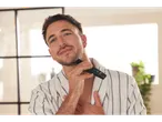 Um homem se barbeia com um aparador Cien Beauty.