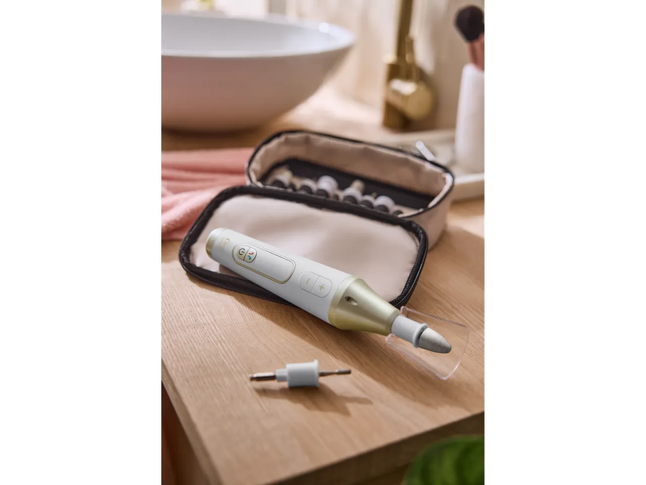 Set de manichiură/pedichiură fără fir Cien BEAUTY cu accesorii într-o husă pe o suprafață de lemn.