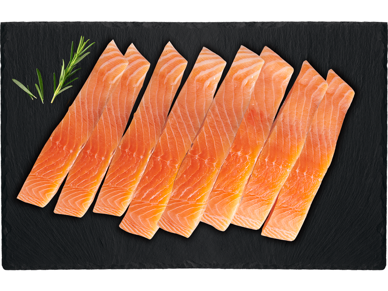 Devynios lašišos filė su oda, papuoštos rozmarinu ant tamsios skalūno lentos.