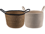Två runda förvaringskorgar, en brun flätad och en beige repkorg.