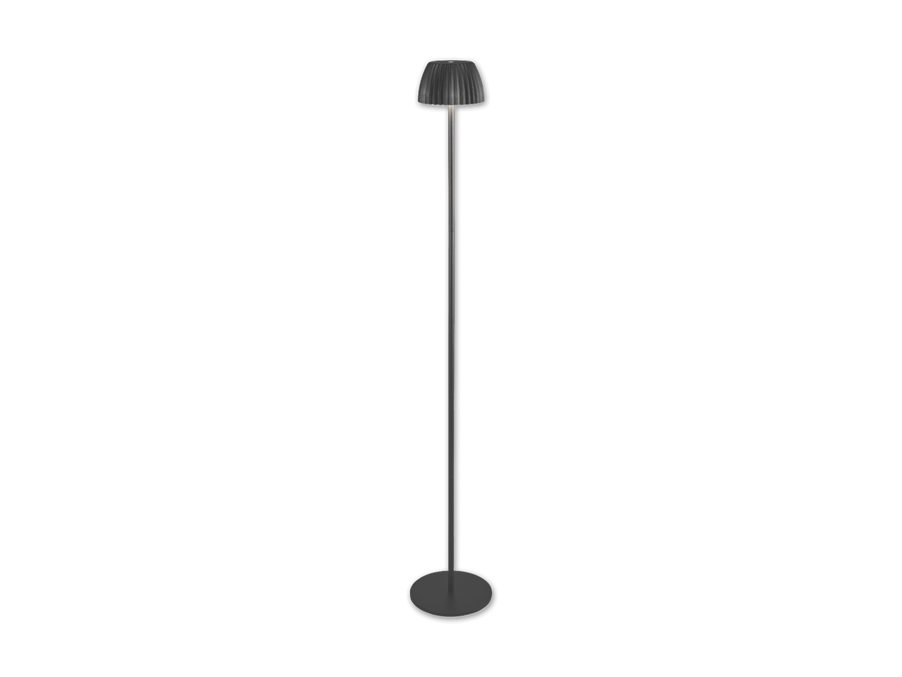 Stehlampe mit plissiertem Schirm auf schwarzem Hintergrund