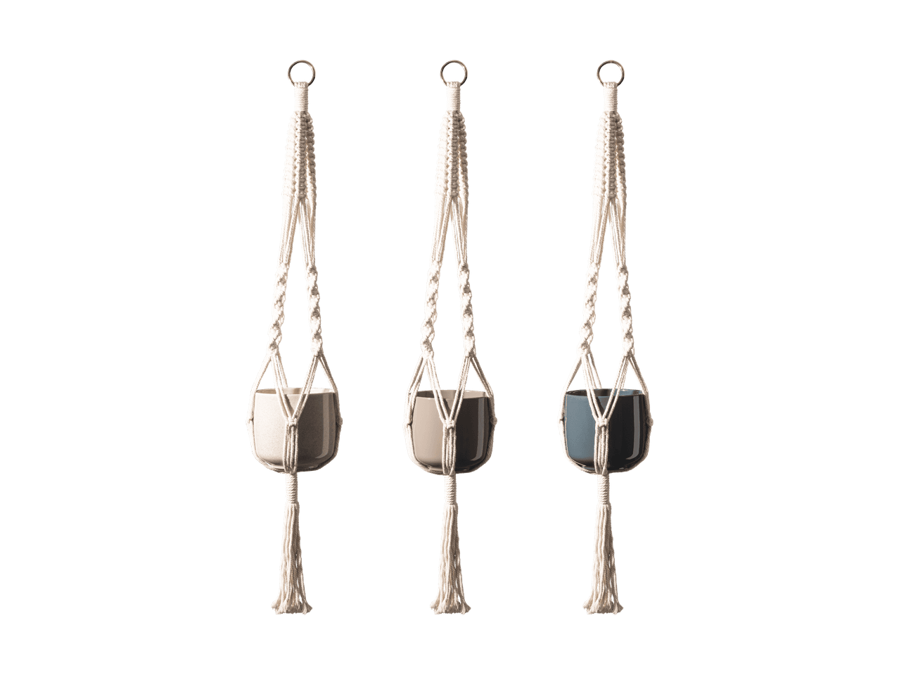 Trois jardinières suspendues en macramé avec des pots de couleurs différentes.