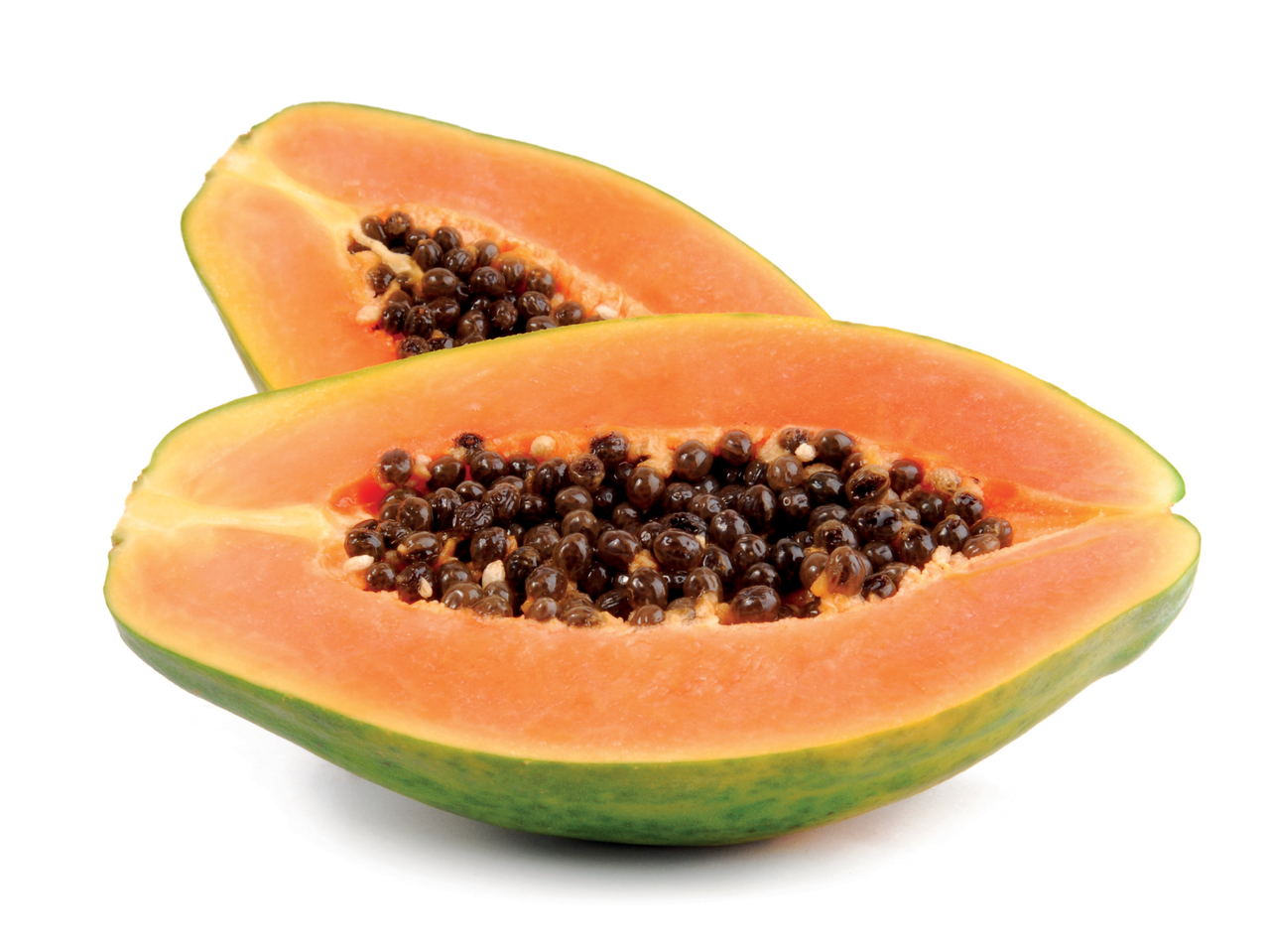 Duas metades de papaia fresca com sementes visíveis, sobre um fundo branco.