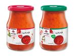 To glas ajvar, en varm med rød låg og en mild med grøn låg.