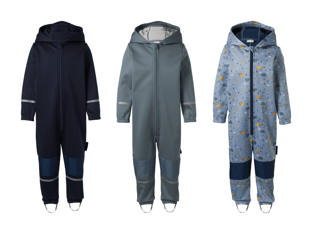 Tre tute antipioggia per bambini: blu scuro, grigia e azzurra con motivo a nuvole.