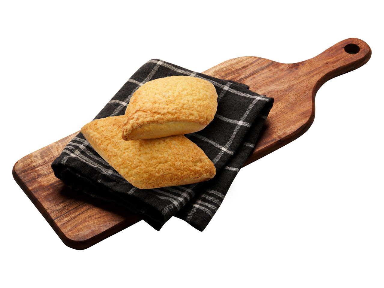 Två bullar på en träbräda med en svart duk.