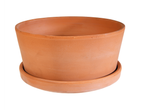Lege terracotta bloempot met schotel op een witte achtergrond.
