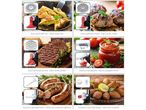 Varietà di cibi cotti:  carne, salsicce, patatine e salse.