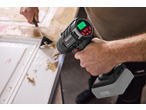 Homem a usar uma pistola de ar quente sem fios PARKSIDE PERFORMANCE para decapar tinta.