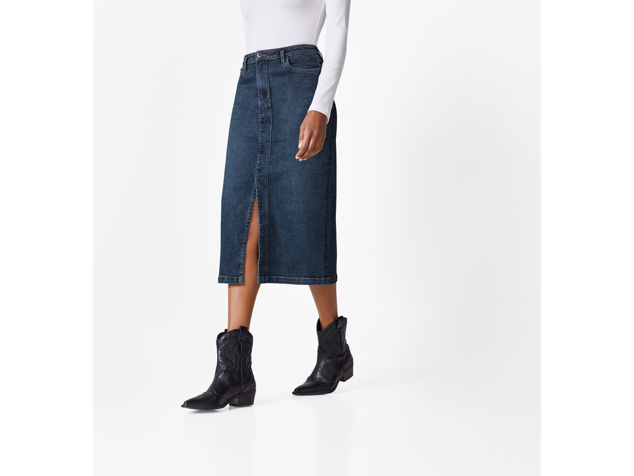 Esmara moteriškas džinsinis sijonas su skeltuku priekyje ir juodais batais.