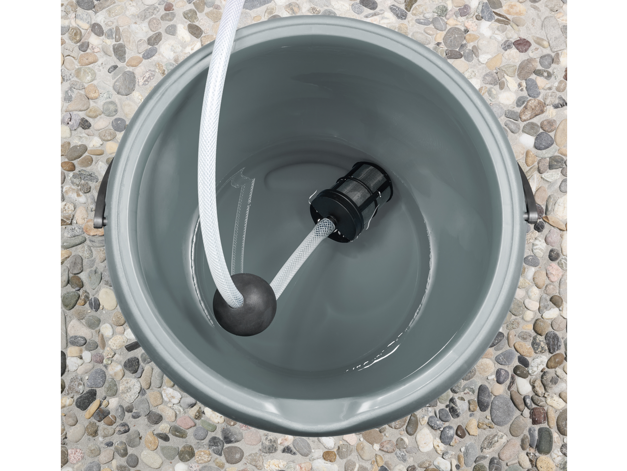 Kit de limpeza de alta pressão a bateria PARKSIDE com bomba e mangueira num balde cinzento.