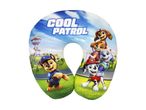 En U-formet nakkepude med tegneseriehunde og teksten 'COOL PATROL' på en blå himmelbaggrund.