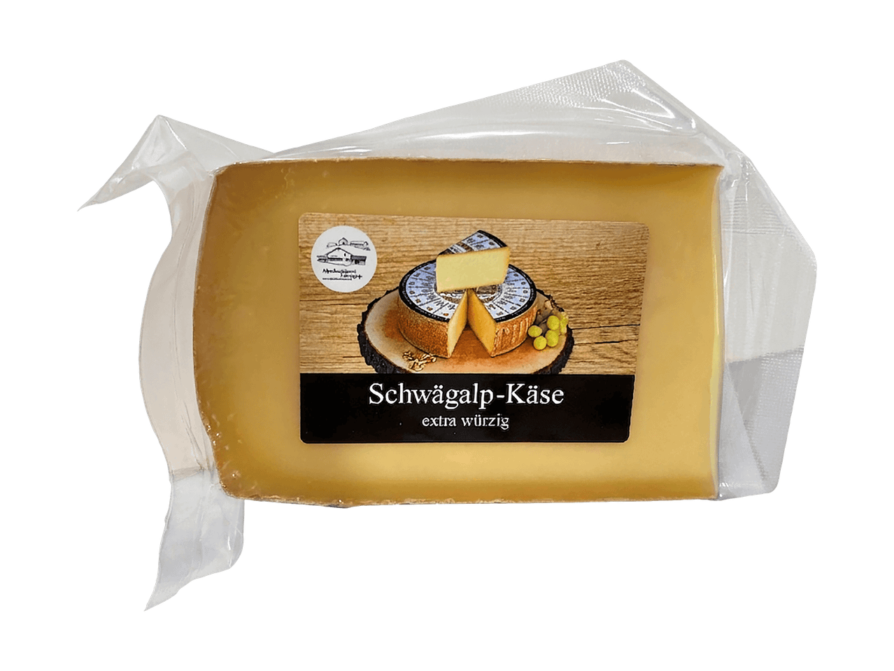 Verpackter Alpkäse mit Etikett, das einen Käselaib und Trauben zeigt, Aufschrift „Schwägalp-Käse extra würzig“.