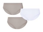 Tre par dametrusser: to beige og en hvid.