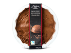 Een ronde verpakking met chocolademousse, met een label waarop 'Mousse Pure Chocolade' staat en '400 g e'.
